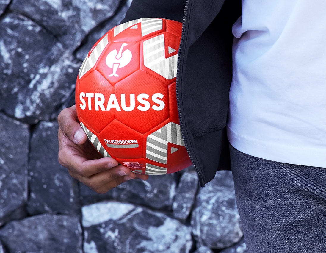 Accessories: STRAUSS football + red 3