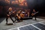 Rock-Ikonen in der CI: Zum Verkaufsstart Ende Juni geben die Stars von Metallica das symbolische Go für die Stahlkappenschuhe „Metallica Safety Boots“.  Foto: © Jeff Yeager