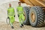 Zwei Bauarbeiter in hochsichtbarer Strauss Warnschutzkleidung. 