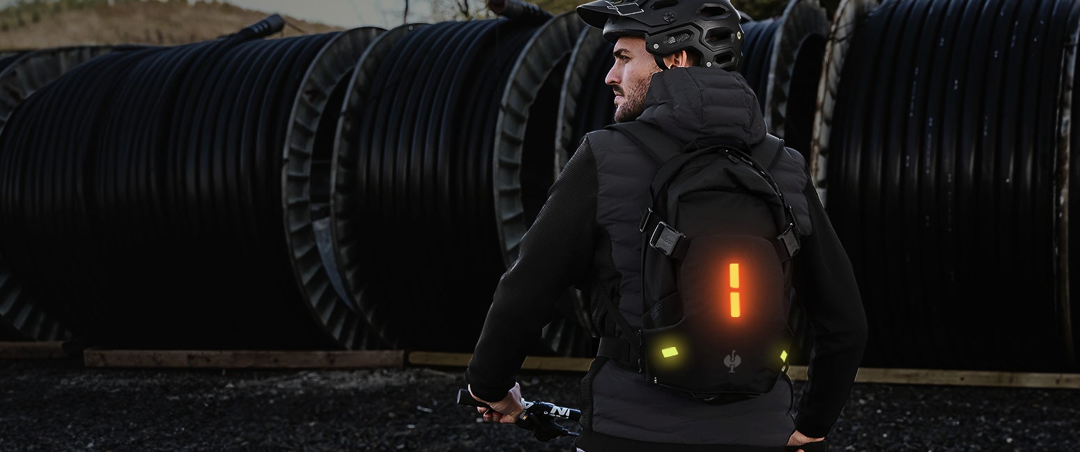 Superleichter Rucksack mit 4 OLEDs in 2 Signalfarben für eine hohe 180 Grad-Sichtbarkeit.