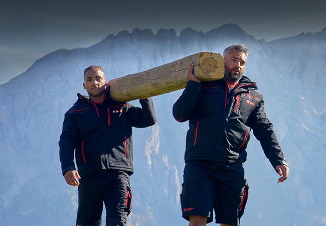 zwei Männer tragen Kleidung der FCB x Strauss Kollektion
